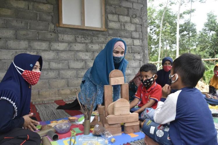 Istri  bupati Trenggalek yakni Novita Hardini memberi materi pembelajaran di salah satu rumah siswa anak usia dini, di wilayah kecamatan Gandusari Trenggalek Jawa Timur (20/05/2020)