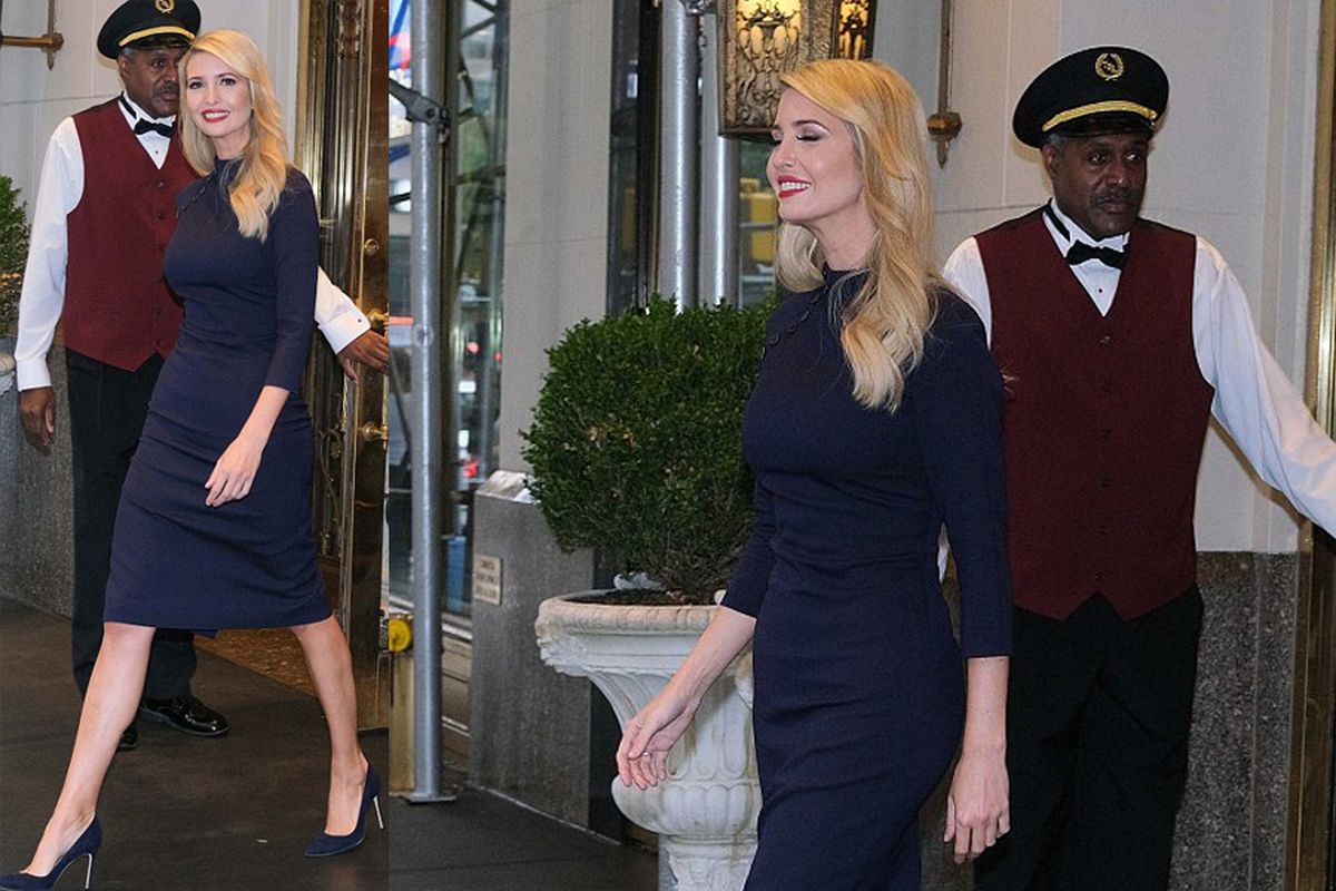 Penasihat Presiden AS, Ivanka Trump saat meninggalkan apartemennya di New York menuju Markas PBB, Rabu waktu setempat (26/9/2018). Dia terlihat mengenakan dress sederhana berwarna biru tua keluaran Ralph Lauren, yang diketahui seharga Rp 30 juta.