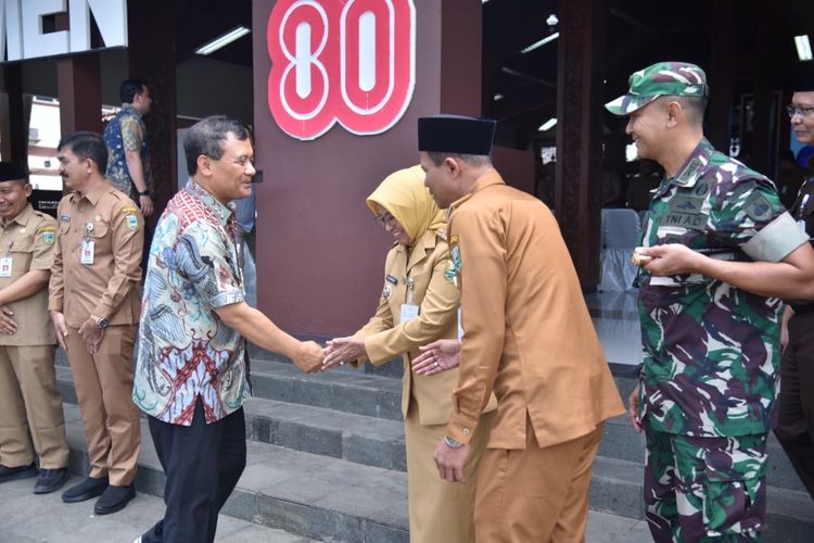 Bupati Kebumen Lilis Nuryani menyambut kedatangan Gubernur Jateng Ahmad Luthfi di Pendopo Kabumian, Selasa (9/9/2025).