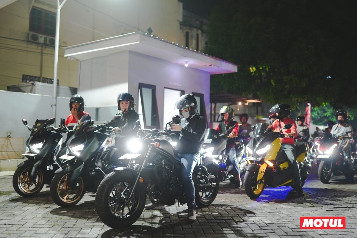 Beramai-ramai anggota komunitas motor merayakan HUT RI ke-79 dalam acara Motul Merdeka On Wheels