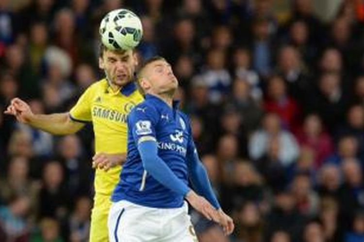 Penyerang Leicester City, Jamie Vardy (kanan) berusaha merebut bola dengan bek Chelsea, Branislav Ivanovic, saat kedua tim bertemu pada pertandingan lanjutan Premier League, di Stadion King Power, Rabu atau Kamis (29/4/2015) dini hari WIB. 