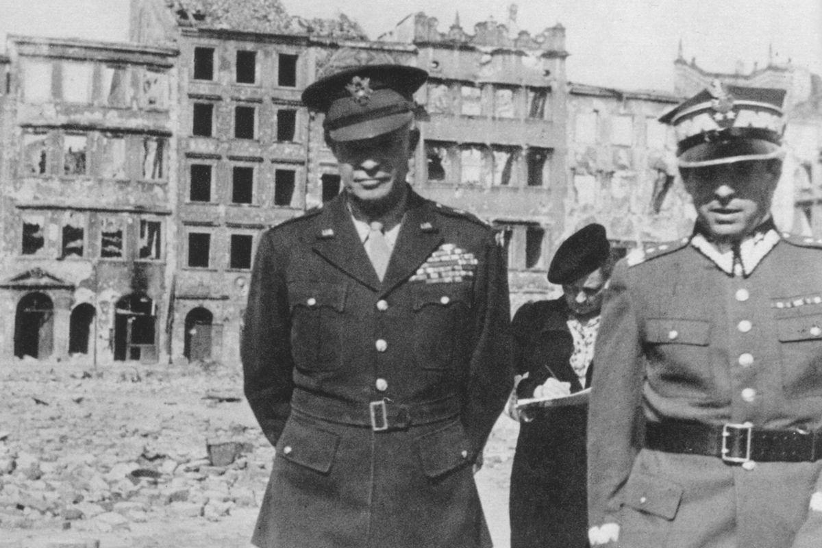 Panglima Tertinggi Pasukan Sekutu Perang Dunia Dwight David Eisenhower di Polandia pada 1945.