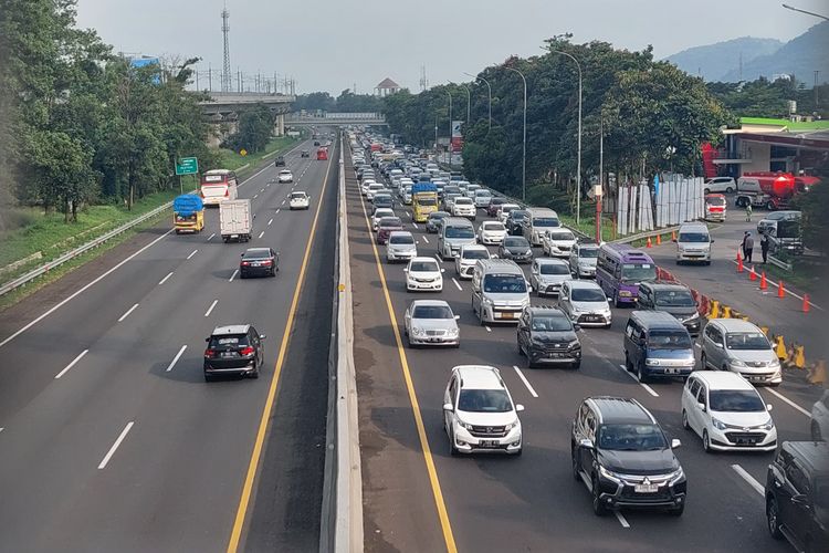 Antrean kendaraan pemudik dan wisatawan mengular di sepanjang ruas Tol Padaleunyi arah Bandung menuju Jakarta pada H+4 Idulfitri 1445 Hijriah, Minggu (14/4/2024).