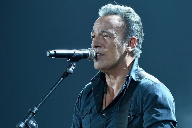 LOS ANGELES, CA - FEBRUARY 06: Musician Bruce Springsteen peforms onstage at the 25th anniversary MusiCares 2015 Person Of The Year Gala honoring Bob Dylan at the Los Angeles Convention Center on February 6, 2015 in Los Angeles, California. The annual benefit raises critical funds for MusiCares' Emergency Financial Assistance and Addiction Recovery programs. For more information visit musicares.org.   Larry Busacca/Getty Images for NARAS/AFP (Photo by Larry Busacca / GETTY IMAGES NORTH AMERICA / Getty Images via AFP)