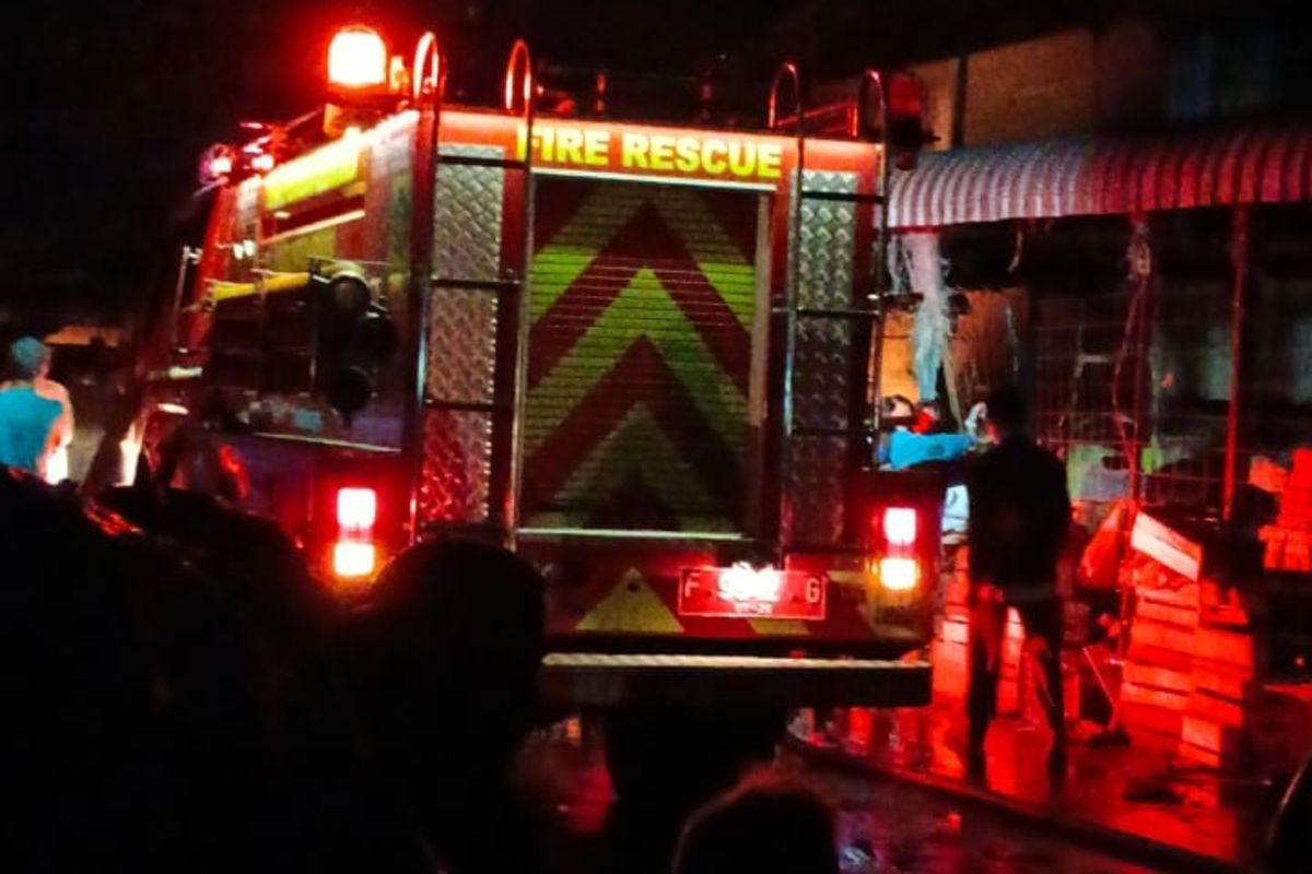 Petugas pemadam kebakaran sedang berjibaku memadamkan api pada kebakaran Pasar Leuwiliang, Kabupaten Bogor, Jawa Barat, Kamis (28/9/2023).