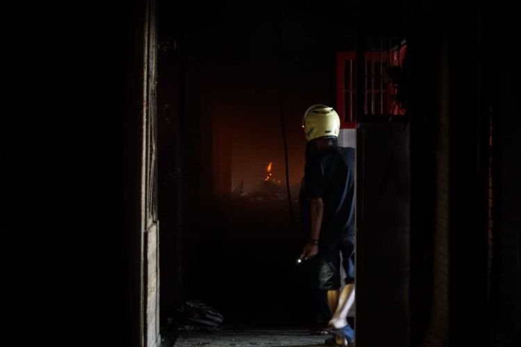 Titik api masih tersisa di lantai satu Pasar Kroya, Kabupaten Cilacap, Jawa Tengah, Jumat (24/12/2021).