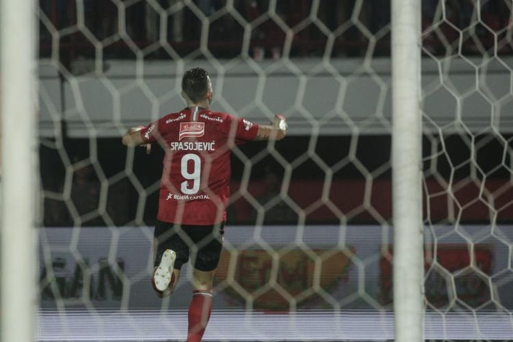 Striker Bali United, Ilija Spasojevic, kala merayakan gol. 