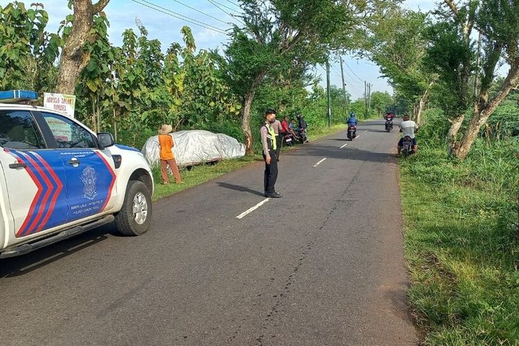 Petugas Kepolisian Mengamankan Lokasi Mobil Bertuliskan PLN di Kapanewon Semanu, Gunungkidul Rabu (23/2/2022)