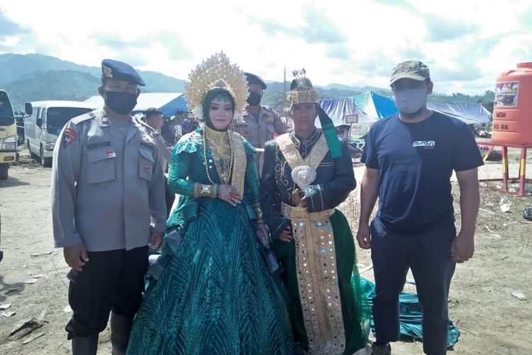 Dua sejoli melangsungkan pernikahannya ditengah pengungsian banjir bandang Desa Radda, Kecamatan Baebunta, Luwu Utara, Sulawesi Selatan, Kamis (23/07/2020)