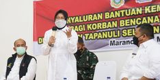 Salurkan Bansos di Marancar, Mensos Risma Minta Semua Pihak Waspadai Anomali Cuaca