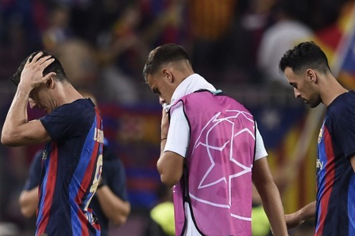Ekspresi penyerang Barcelona Robert Lewandowski (kiri) seusai laga lanjutan Liga Champions kontra Inter Milan di Stadion Camp Nou, 12 Oktober 2022. Terkini, Barcelona akan kembali tampil pada matchday kelima Liga Champions melawan Bayern Muenchen. Laga Barcelona vs Bayern Muenchen dijadwalkan berlangsung di Stadion Camp Nou, Kamis (27/10/2022) dini hari WIB.