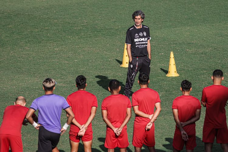 Pelatih Bali United Stefano Cugurra saat latihan perisapan tim nutuk mengarungi Liga 1 2023-2024.