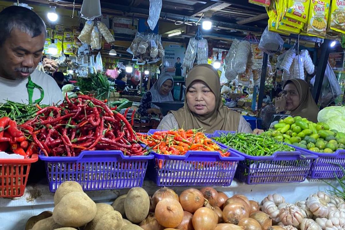 Pedagang di Pasar Tomang Barat, Tanjung Duren, Jakarta Barat, Kamis (7/12/2023). 