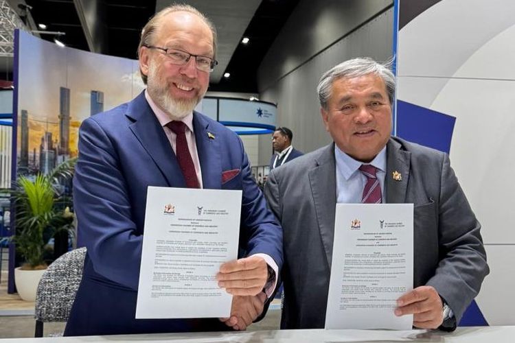 Wakil Ketua Umum Bidang Hubungan Luar Negeri Kadin Indonesia Bernardino Moningka Vega berfoto bersama President Ukrainian Chamber of Commerce and Industry (UCCI) Gennadiy Chyzhykov.