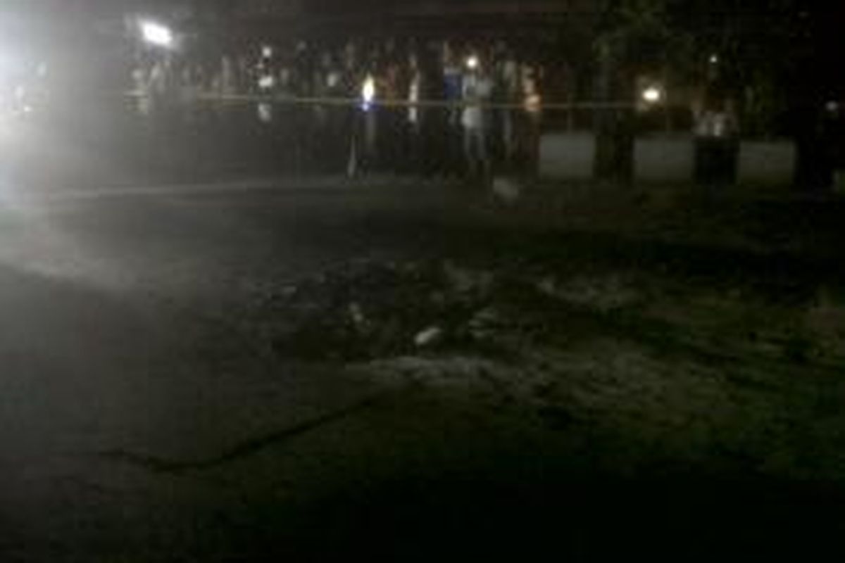 Lokasi ledakan akibat korlseting kabel listrik bawah tanah, di depan Hotel Astika, Mangga Besar, Jakarta Pusat, Rabu (21/8/2013) malam.

