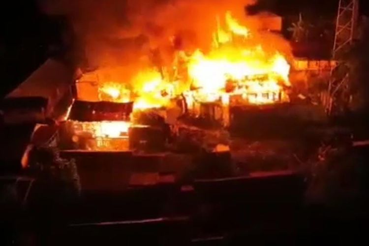 Api membakar 8 rumah di Desa Dirgahayu, Pulau Laut Utara, Kotabaru, Kalsel pada, Kamis (8/9/2022) malam. Penyebab kebakaran diduga korsleting dari salah satu rumah. 