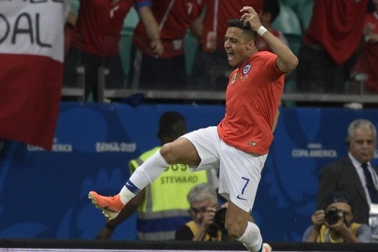 Penyerang Cile Alexis Sanchez berselebrasi setelah mencetak gol melawan Ekuador dalam pertandingan grup Copa America 2019 di Fonte Nova Arena di Salvador, Brasil, pada 21 Juni 2019.