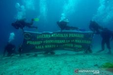 Saat Anggota Marinir Gelar Upacara Kenaikan Pangkat di Dalam Laut...