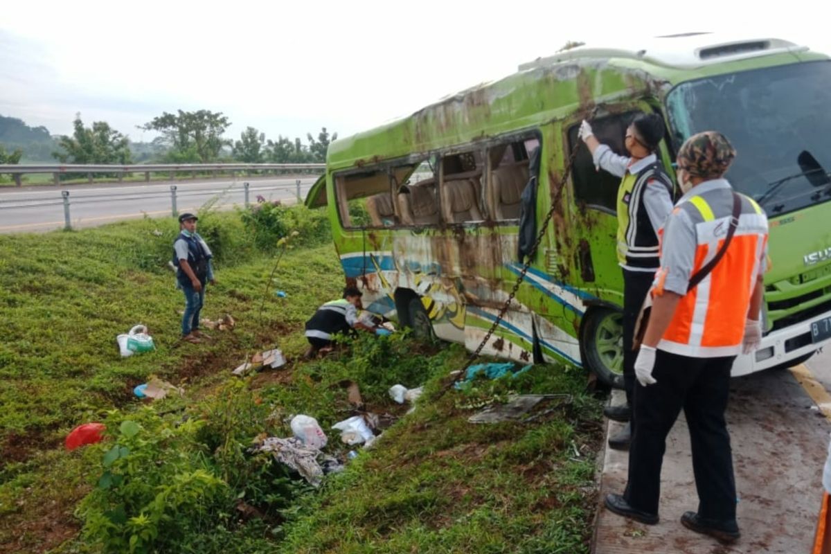Proses evakuasi kendaraan yang mengalami kecelakaan di tol Cipali kilometer 107.800 arah menuju Jakarta, Senin (11/1/2021).