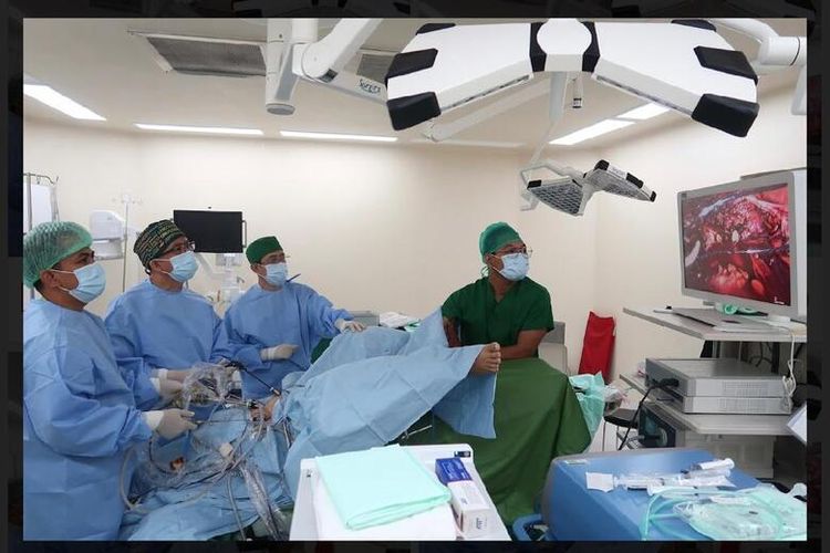 Tim Obgyn Center di Mayapada Hospital Bogor sedang melakukan operasi. 