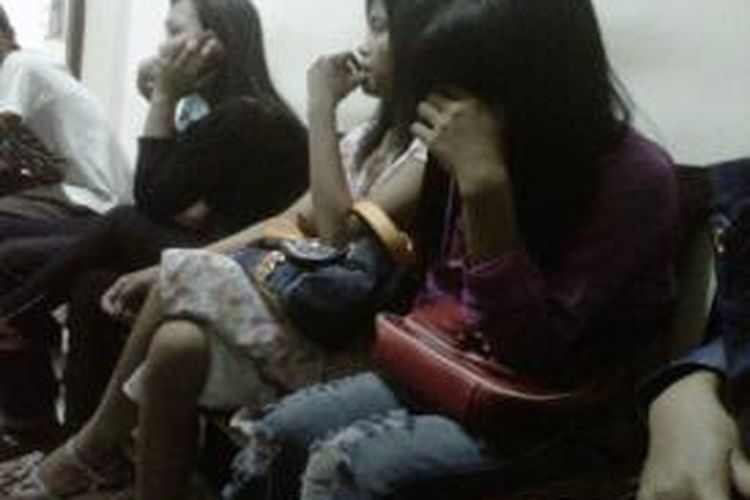 Empat perempuan yang jadi pramusaji di tempat hiburan karaoke diamankan Polisi dalam operasi penyakit masyarakat menjelang Ramadhan.