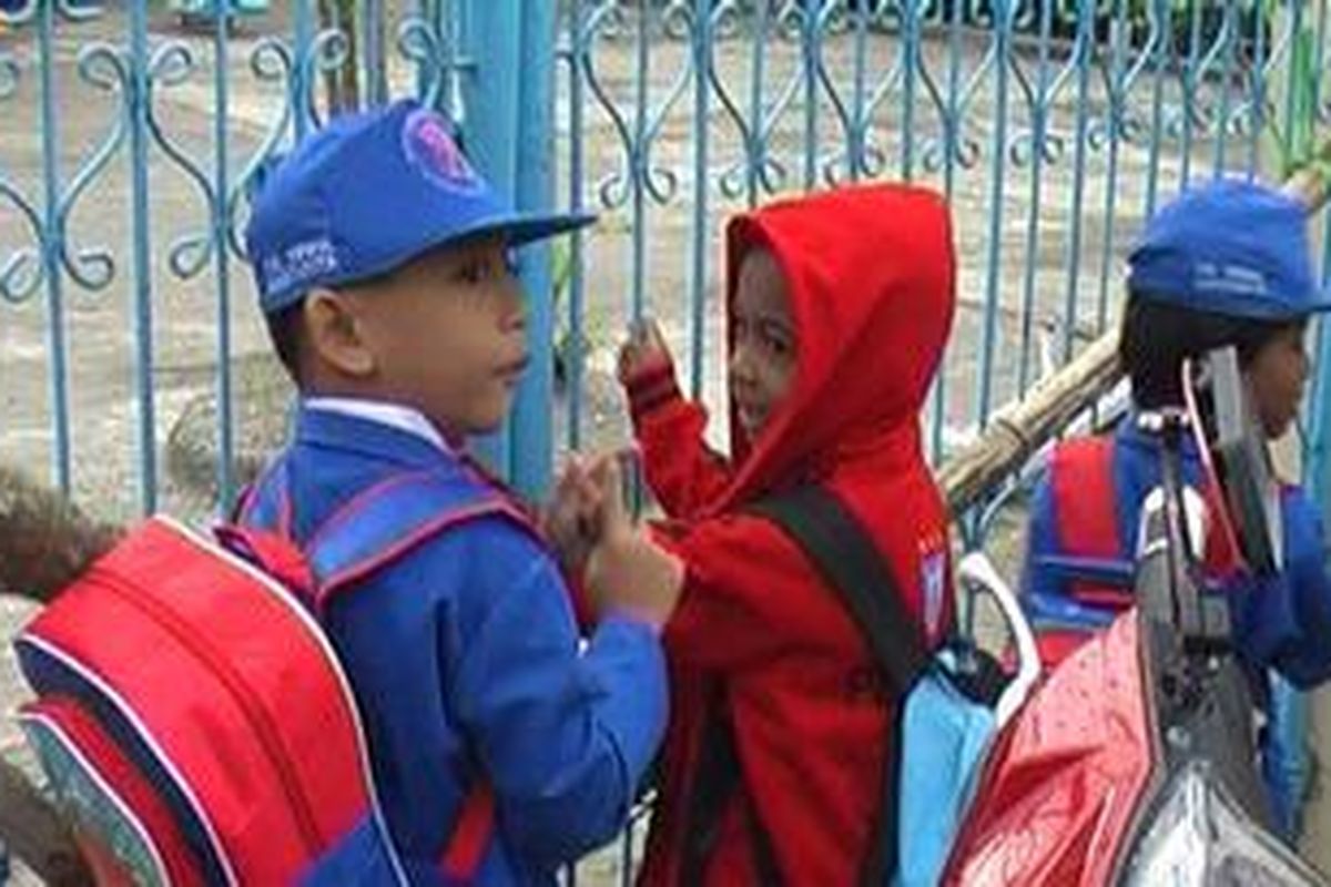 Sejumlah Murid Santarita, Reremi, Kabupaten Manokwari, Papua Barat yang tidak dapat bersekolah, akibat sekolahnya dipalang