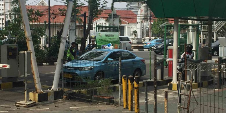 Sebuah taksi Blue Bird memasuki Stasiun Gambir, Jakarta Pusat, Selasa (15/5/2018).