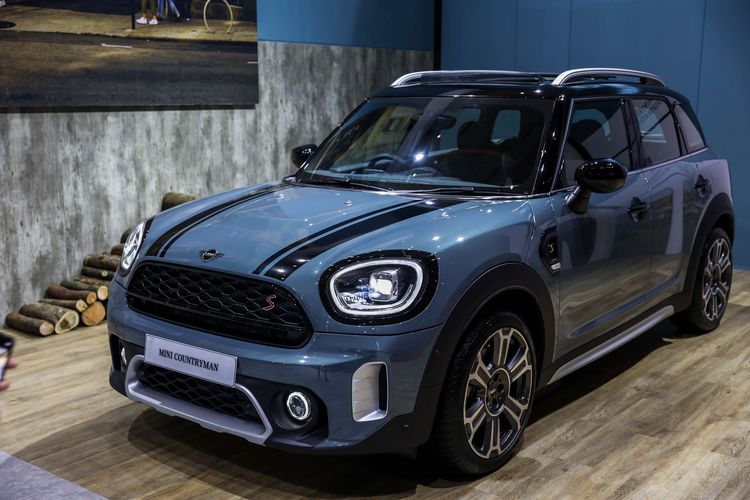 Mobil new MINI Countryman saat diluncurkan pada IIMS Hybrid 2021 di JIExpo, Jakarta, Kamis (22/4/2021). The new MINI Countryman yang proses perakitannya di dalam negeri ini diluncurkan dalam varian Cooper dengan harga Rp629.000.000 (off the road) dan Cooper S seharga Rp799.000.000 (off the road).