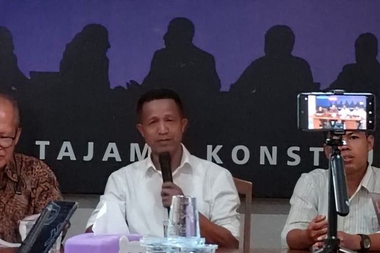 Peneliti Formappi, Lucius Karus (tengah) saat konferensi pers di Kantor Formappi, Jakarta Timur, Senin (4/3/2024).