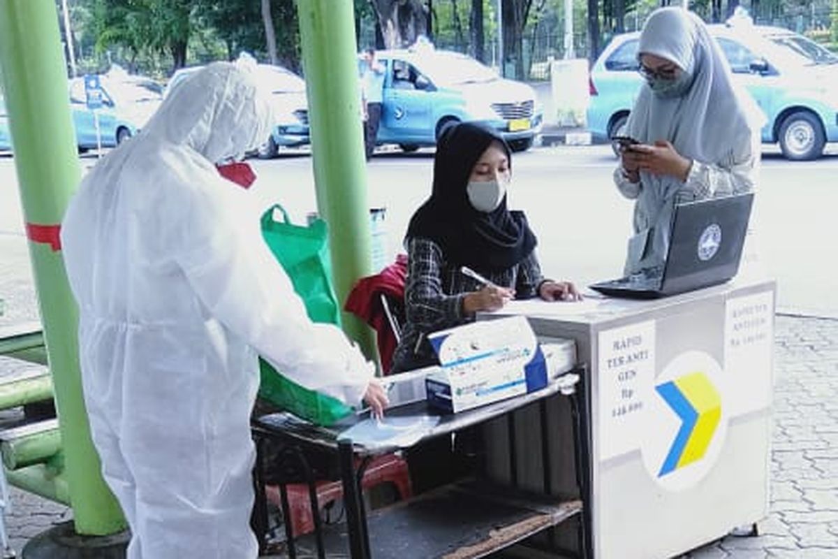 Layanan rapid test antigen di Pool Damri