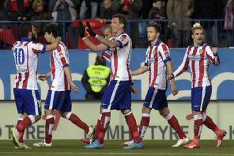 Para pemain Atletico Madrid merayakan gol ke gawang Almeria dalam lanjutan Primera Division di Vicente Calderon, Madrid, Sabtu (21/2/2015).