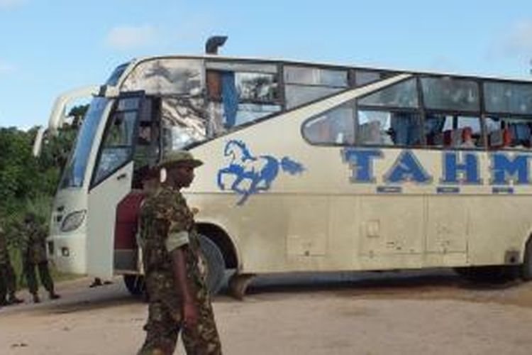 Petugas kepolisian Kenya berjaga-jaga di dekat sebuah bus yang diserang kelompok militan Somalia, Al-Shabab pada Jumat (18/7/2014) malam yang menewaskan tujuh orang.