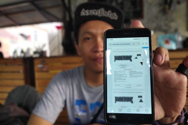 Muhammad Zulfikli Nurdin saat menunjukan tiket konser Slipknot dari Hammersonic yang dia beli online saat ditemui Kompas.com di Cafe Mawar, Samarinda, Sabtu (7/3/2020).