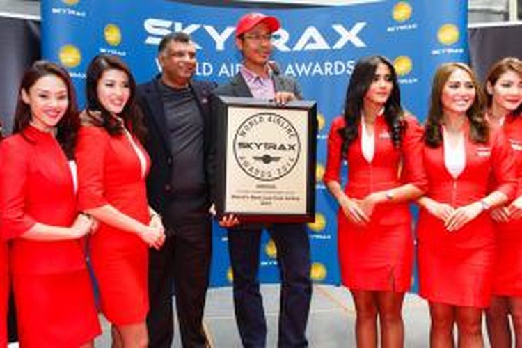 Presdir AirAsia Indonesia, Sunu Widyatmoko bersama Grup CEO AirAsia Tony Fernandes, menerima penghargaan maskapai penerbangan berbiaya hemat terbaik di dunia dari SkyTrax dalam acara Skytrax World’s Airline Awards di Paris Air Show, Le Bourget, Selasa (16/6/2015).