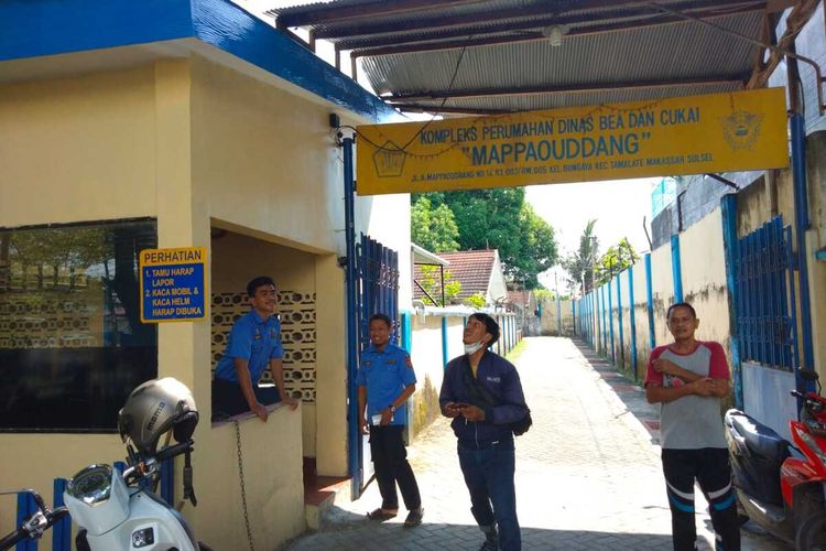 Suasana di depan gerbang rumah Dinas Kepala Bea Cukai Makassar Andhi Pramono di Jalan Andi Mappaodang No.14, Bongaya, Kecamatan Tamalate, Kota Makassar, Sulawesi Selatan (Sulsel) , Selasa (16/5/2023)