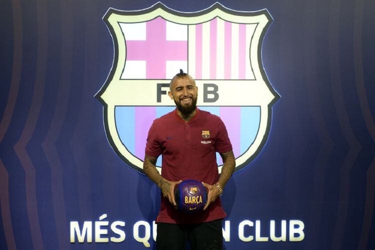 Arturo Vidal berpose di Stadion Camp Nou seusai Barcelona dan Bayern Muenchen sepakat soal harga transfer pemain, 5 Agustus 2018. 