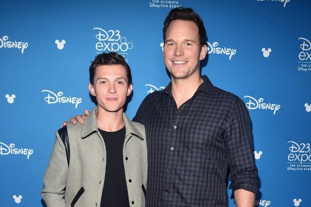 Aktor Tom Holland dan Chris Pratt menghadiri D23 Expo 2019 untuk memperkenalkan film Onward yang diproduksi Pixar di Anaheim Convention Center, Anaheim, California, Sabtu (24/8/2019). Film ini akan diputar pada 6 Maret 2020.