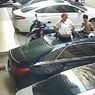Jatuh dari Balkon Saat Berhubungan Seks, Wanita Ini Mendarat di Atap Mobil