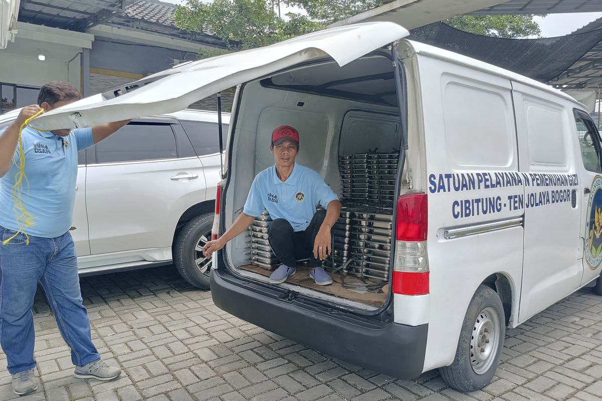 Proses penyaluran makanan MBG di SPPG Cibitung Tengah II, Kecamatan Tenjolaya, Kabupaten Bogor, Senin (13/10/2025).