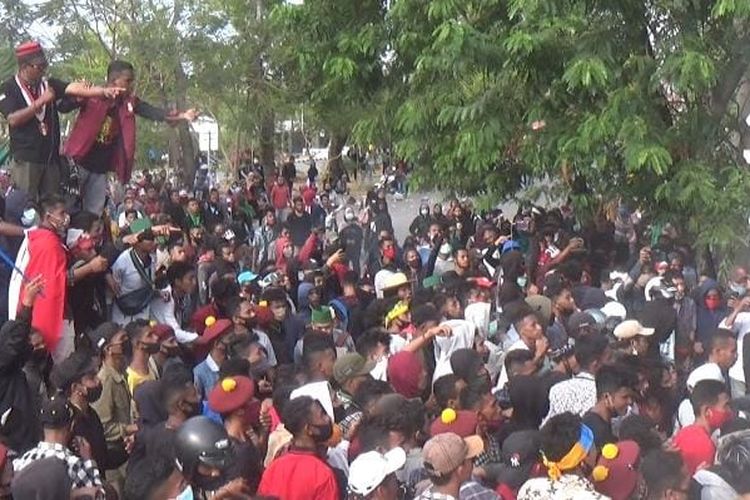 Aksi demo tolak UU Omnibus Law di Kupang berlangsung ricuh