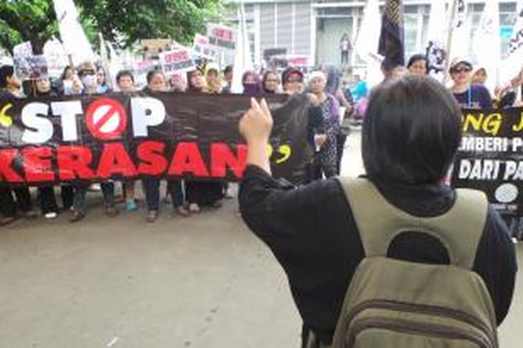 Aksi unjuk rasa terkait ancaman deportasi dan perlakuan tak manusiawi terhadap TKI Indonesia yang berada di Arab Saudi dan terancam deportasi akibat tidak dapat memperbaharui dokumen. Jumat (8/11/2013).