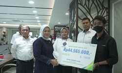 Menaker Serahkan Santunan BPJS Ketenagakerjaan kepada Pekerja Honorer di Kemnaker