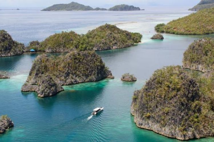 Destinasi wisata Pianemo di Kabupaten Raja Ampat, Papua Barat, Kamis (5/5/2016). Untuk melihat panorama bahari ini, wisatawan harus menaiki 320 anak tangga, sebelum akhirnya rasa capek terbayar dengan melihat keindahan Pianemo dari atas bukit.