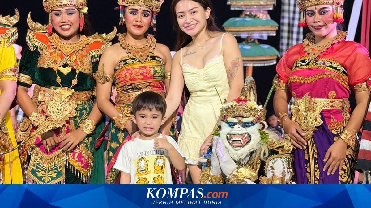 Nathalie Holscher Tepati Janji Ajak Adzam Nonton Tari Kecak di Bali