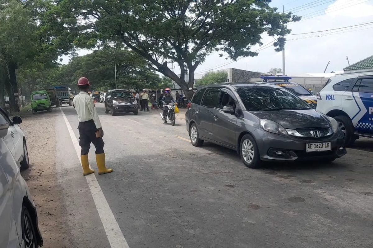 Nampak material lumpur banyak ditemukan di ruas jalan nasional Ngawi-Magetan yang berada di dekat lokasi pembangunan pabrik mainan, Senin (6/1/2025). Material lumpur berasal truk pengangkut urugan tanah yang keluar masuk di lokasi proyek.