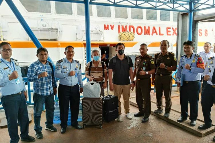 Pihak Imigrasi Dumai saat mendeportasi dua warga Malaysia, karena menyalahi izin tinggal di Riau, Selasa (16/5/2023).