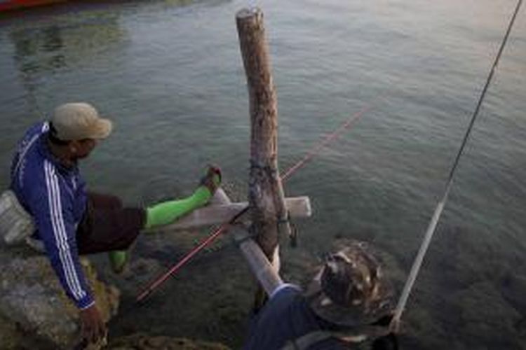 Wisatawan memancing ikan di Dermaga Pulau Lancang, Kepulauan Seribu, Sabtu (17/10/2015). Pemancing dari luar daerah, terutama Jakarta, Bekasi, dan Tangerang, banyak ditemui pada akhir pekan atau masa liburan. 
