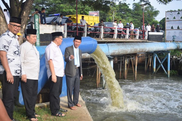 Walikota Palembang Harnojoyo saat menijau pompanisasi disalah satu kolam retensi. Menurutnya, penyabab banjir yang terjadi di kota Palembang lantaran minimnya pompanisasi di kolam retensi.