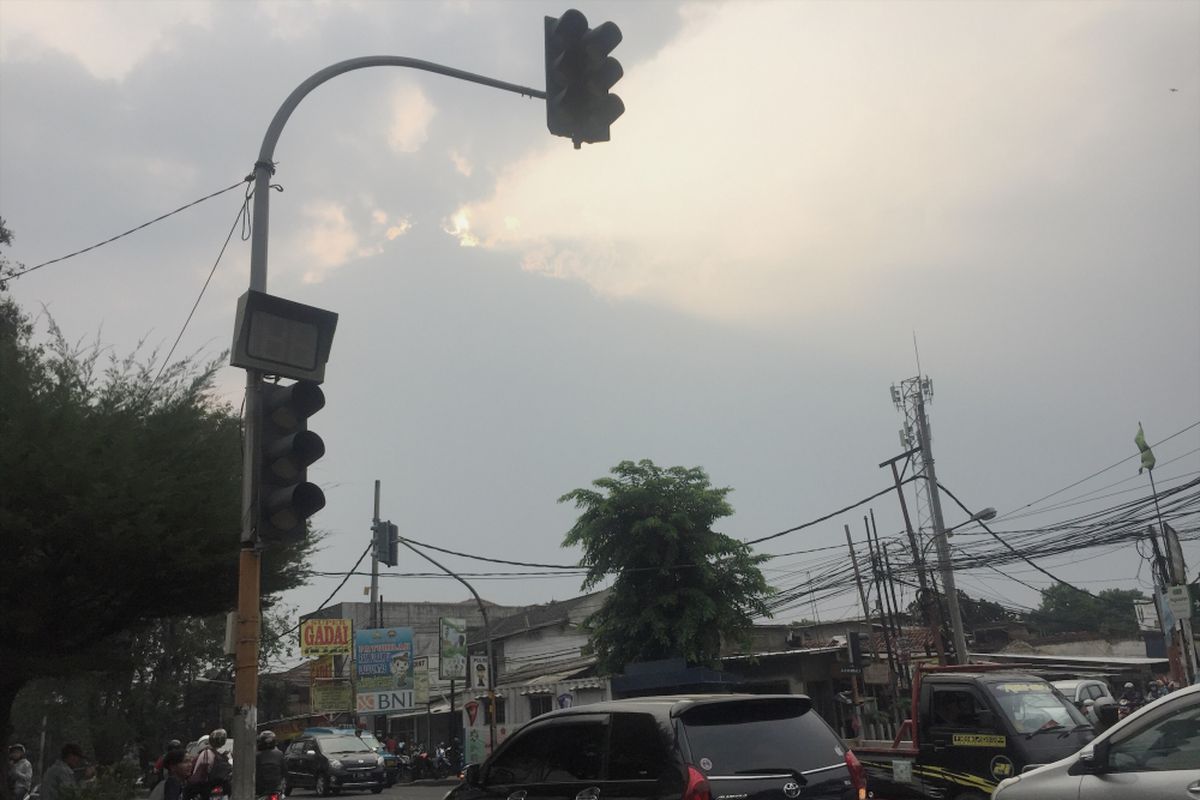 Lampu Merah Perempatan Jalan Akses UI Padam, Jumat (13/7/2018).