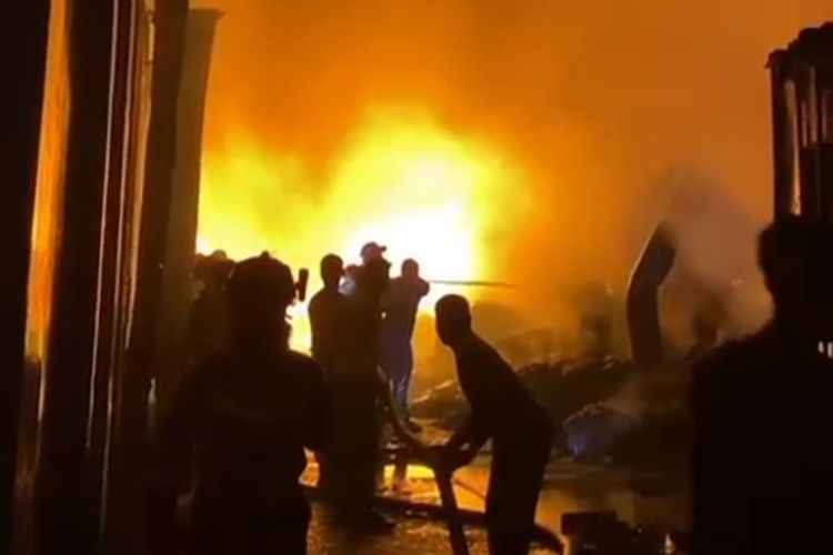 Kebakaran Pabrik Mi Instan di Bekasi Diduga Terjadi di Area Limbah, Warga Sempat Dengar Ledakan